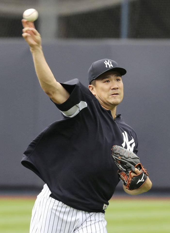 　試合前にキャッチボールするヤンキース・田中＝ニューヨーク（共同）