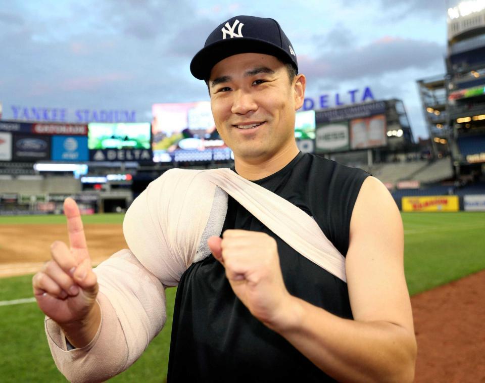 　タイガース戦で今季１０勝目を挙げ、笑顔でポーズをとるヤンキース・田中