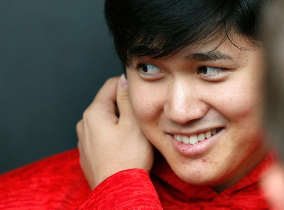 ホワイトソックスとの試合前、笑顔で取材に応じる米大リーグ、エンゼルスの大谷翔平選手＝７日、シカゴ（共同）