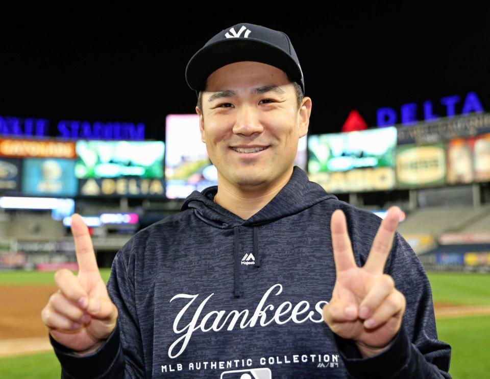 　１２勝目を挙げ、笑顔でポーズをとる田中（共同）