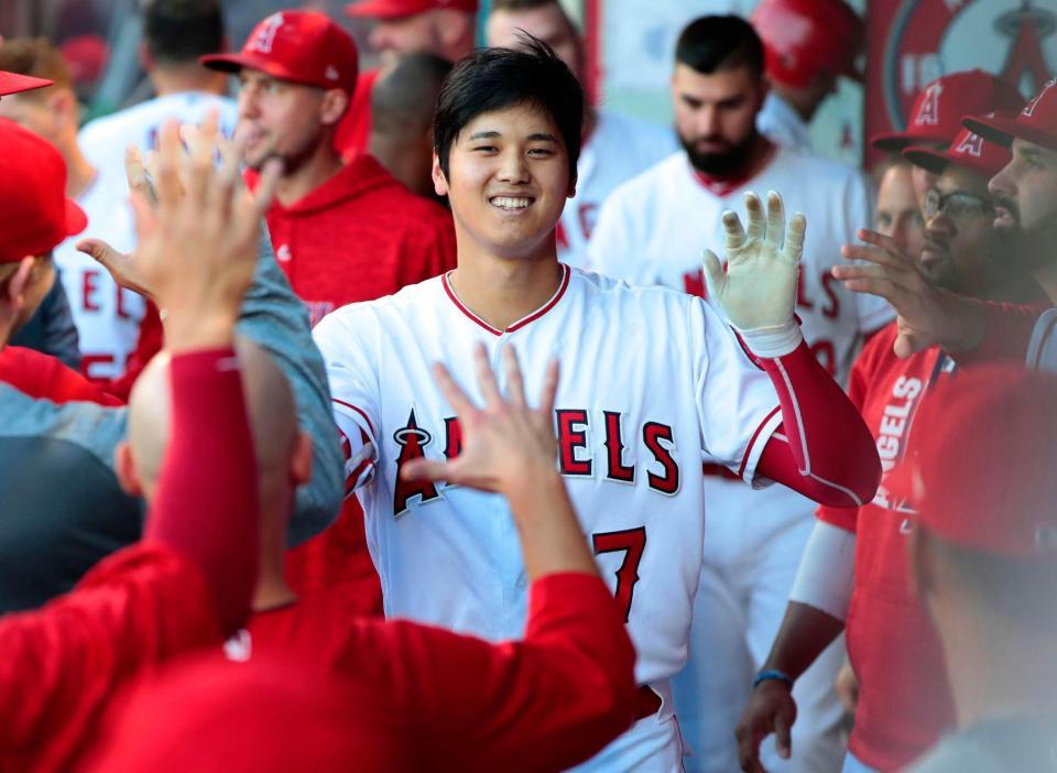 マリナーズ戦の１回、20号本塁打を放ちベンチで迎えられるエンゼルス・大谷＝アナハイム（共同）