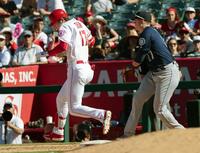 　マリナーズ戦の８回、振り逃げで一塁に駆け込むエンゼルス・大谷＝アナハイム（共同）