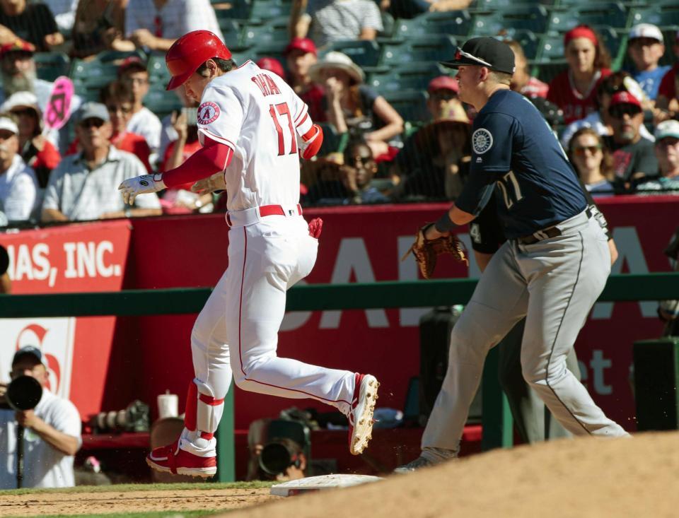 　マリナーズ戦の８回、振り逃げで一塁に駆け込むエンゼルス・大谷＝アナハイム（共同）