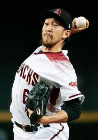 　日本人メジャー投手のシーズン最多登板記録に並んだダイヤモンドバックス・平野＝フェニックス（共同）