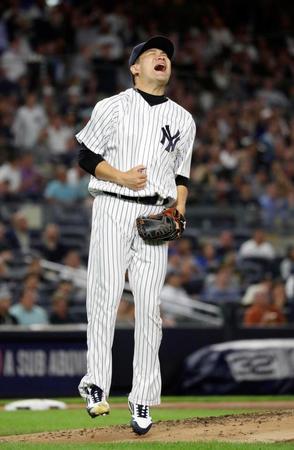 　２回、ベッツに２点打を許し声を上げる田中（共同）