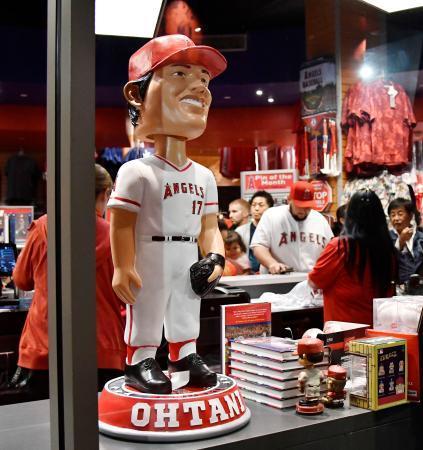 　グッズショップに登場した大谷翔平の巨大首振り人形＝２６日、アナハイム（共同）