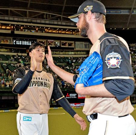 　最後を締めたマーティン（右）を出迎える大谷＝２０１６年７月