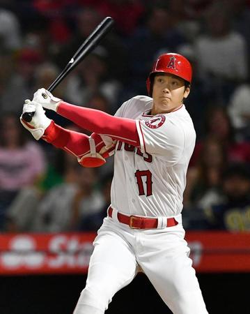 アスレチックス戦の２回、左前打を放つエンゼルス・大谷＝アナハイム（共同）