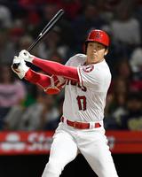 アスレチックス戦の２回、左前打を放つエンゼルス・大谷＝アナハイム（共同）