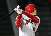 アスレチックス戦の５回、左犠飛を放つエンゼルス・大谷＝アナハイム（共同）