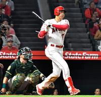 アスレチックス戦の３回、右翼線二塁打を放つエンゼルス・大谷＝アナハイム（共同）