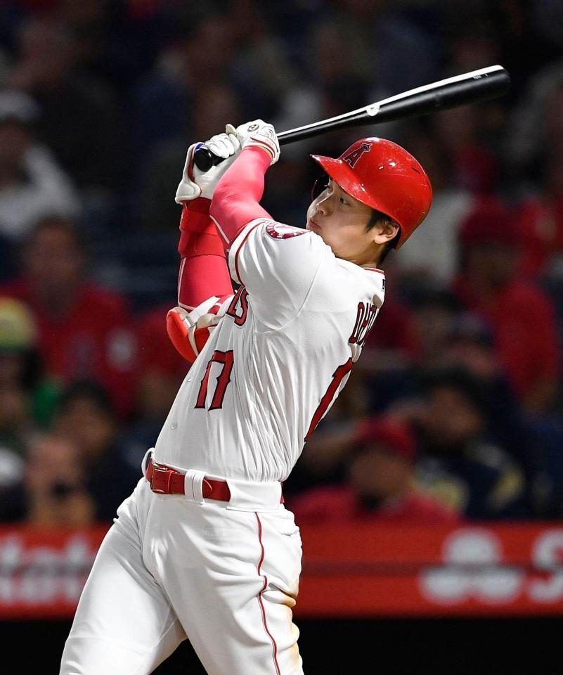 アスレチックス戦の３回、右翼線二塁打を放つエンゼルス・大谷＝アナハイム（共同）