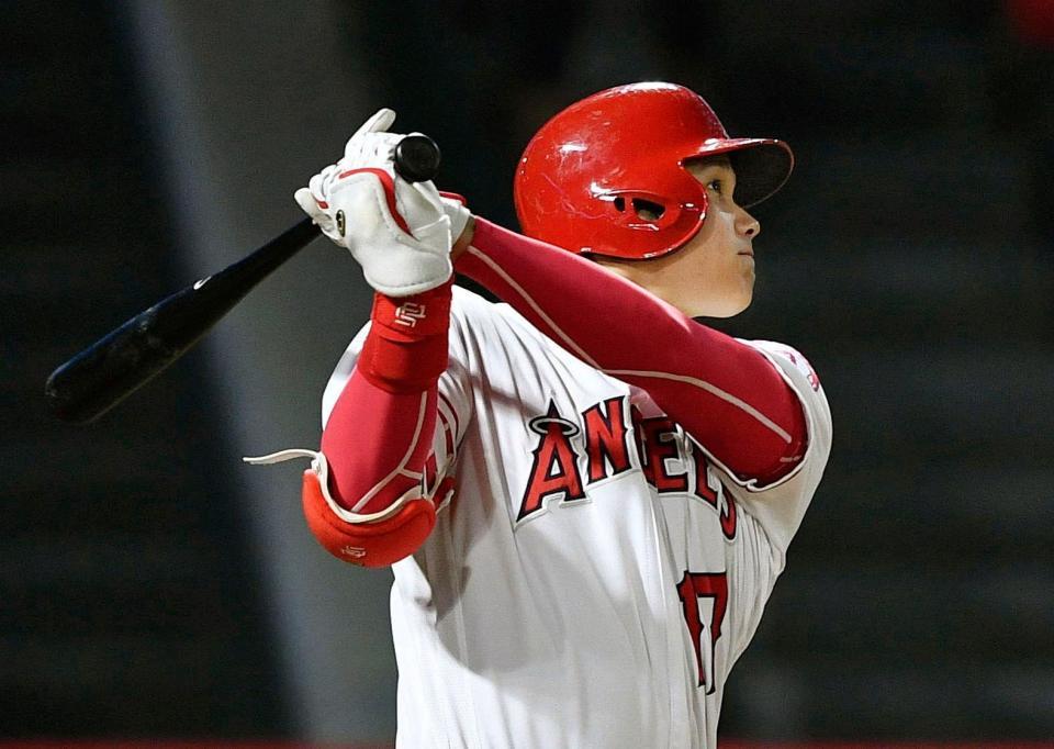 アスレチックス戦の５回、左犠飛を放つエンゼルス・大谷＝アナハイム（共同）