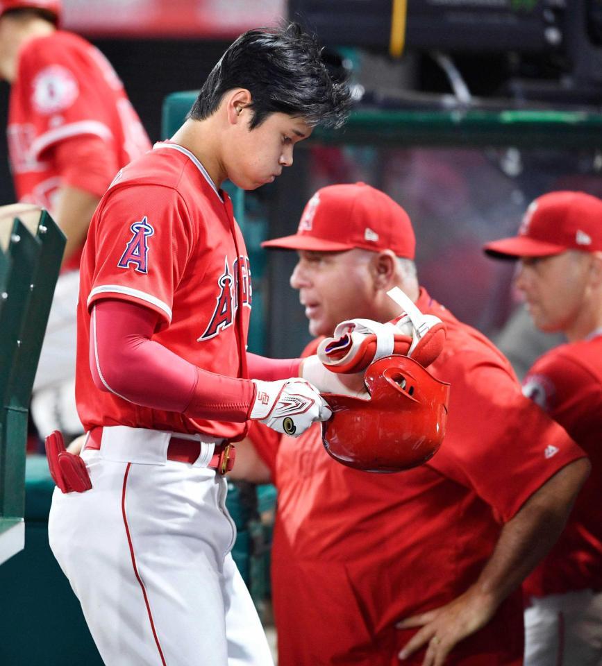 　８回、左飛に倒れベンチに戻った大谷。奥はソーシア監督（共同）