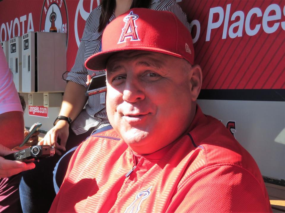 試合前のベンチで取材に応じるソーシア監督（撮影・小林信行）