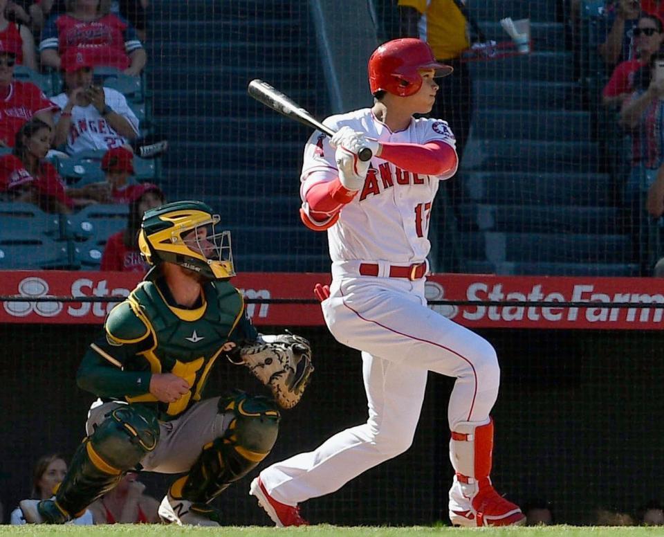 アスレチックス戦の９回、中前打を放つ米大リーグ、エンゼルスの大谷翔平選手＝９月30日、アナハイム（共同）