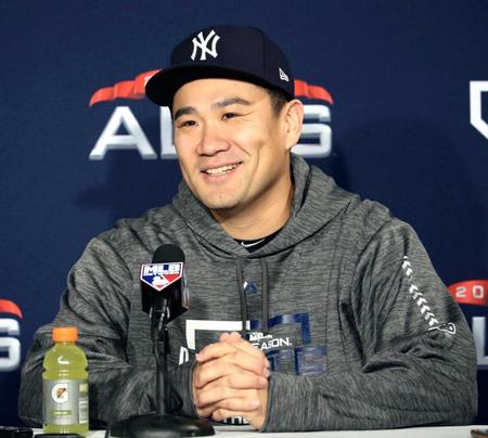 　地区シリーズ第２戦の先発を控え、記者会見で笑顔を見せる田中（共同）