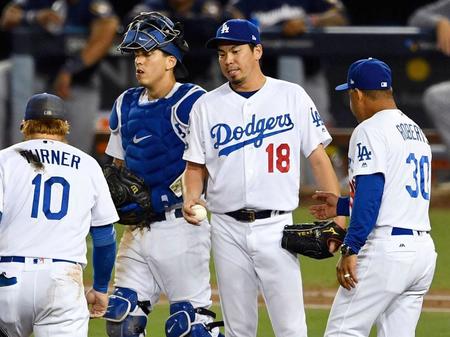 ブルワーズ戦の７回、ロバーツ監督（右端）から降板を告げられるドジャース・前田（18）＝ロサンゼルス（共同）