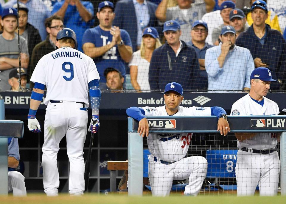 　ブルワーズ戦の９回、満塁の好機に三振に倒れ、ベンチに戻るドジャースのグランダル（９）。中央はロバーツ監督（共同）