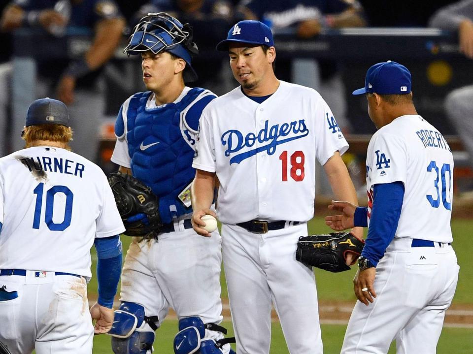 ブルワーズ戦の７回、ロバーツ監督（右端）から降板を告げられるドジャース・前田（18）＝ロサンゼルス（共同）