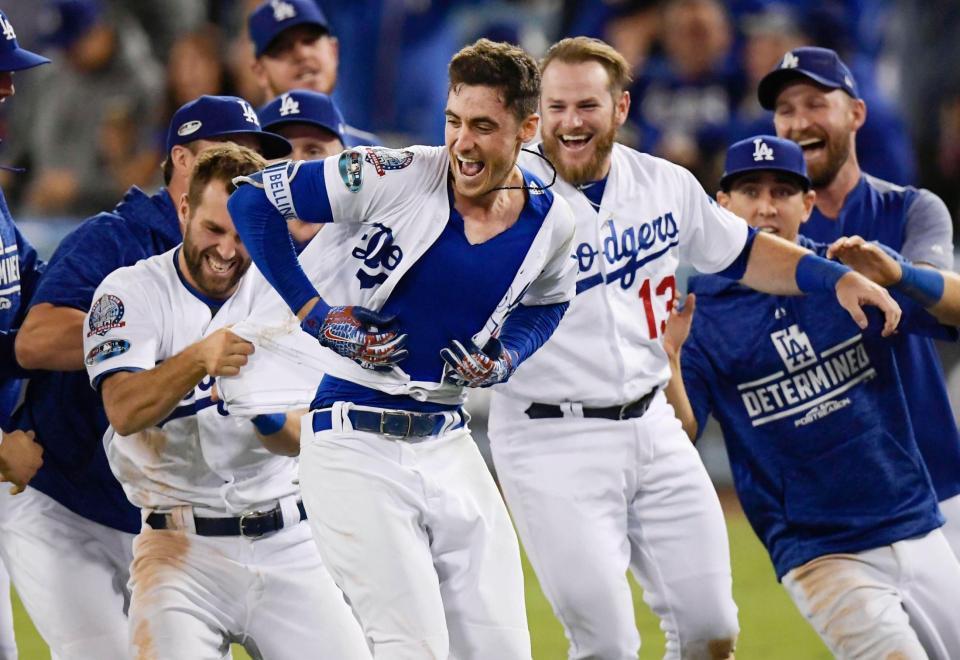 ブルワーズ戦の１３回、サヨナラ打を放ちナインに祝福されるドジャースのベリンジャー（手前）＝ロサンゼルス（ＡＰ＝共同）