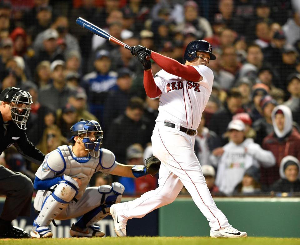 ドジャース戦の５回、適時打を放つレッドソックスのディバース＝ボストン（共同）