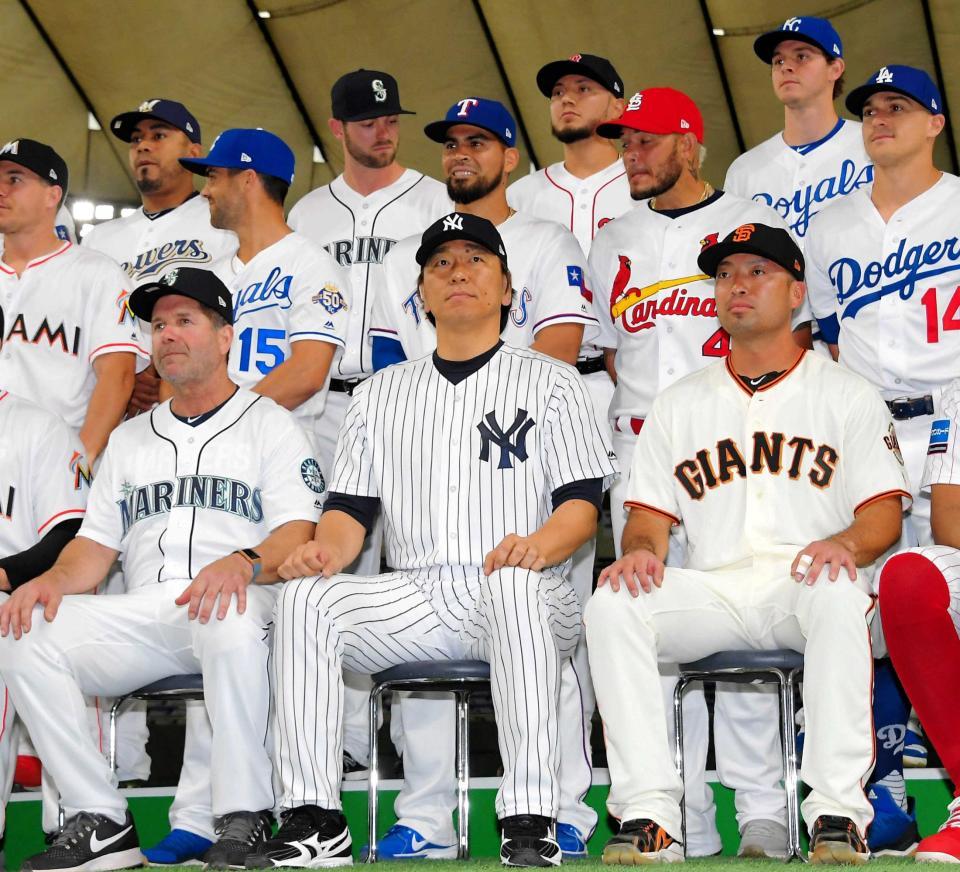 　日米野球の開幕を前に集合写真を撮影するＭＬＢオールスターチーム。前列中央は松井ベースコーチ