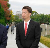 広島・平和記念公園を訪れ、原爆死没者慰霊碑に献花を行ったドジャースの前田健太。後方に見えるのは原爆ドーム