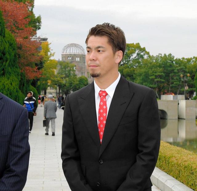 ＭＬＢ選抜の前田健太がチームメートらと平和記念公園で献花「広島は大切な町」