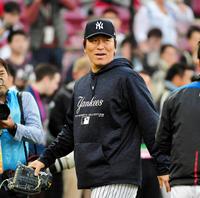 練習を見つめるＭＬＢ選抜・松井ベースコーチ＝マツダスタジアム