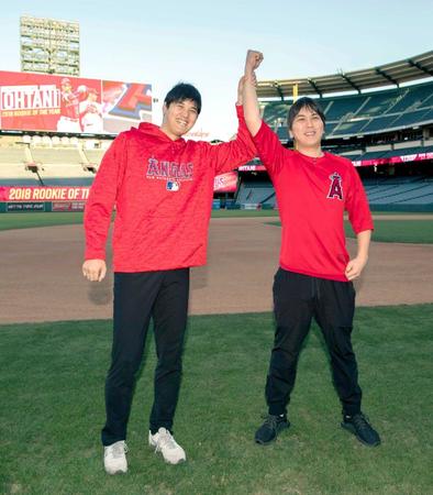 　今季のア・リーグ新人王に選出され、喜ぶ米大リーグ、エンゼルスの大谷。右は水原通訳（Ａｎｇｅｌｓ　Ｂａｓｅｂａｌｌ提供・共同）