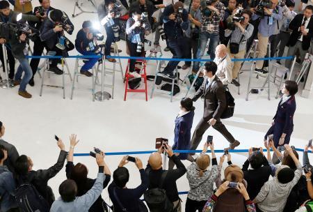 　成田空港に到着した米大リーグ、エンゼルスの大谷翔平選手（中央右）＝２１日午後