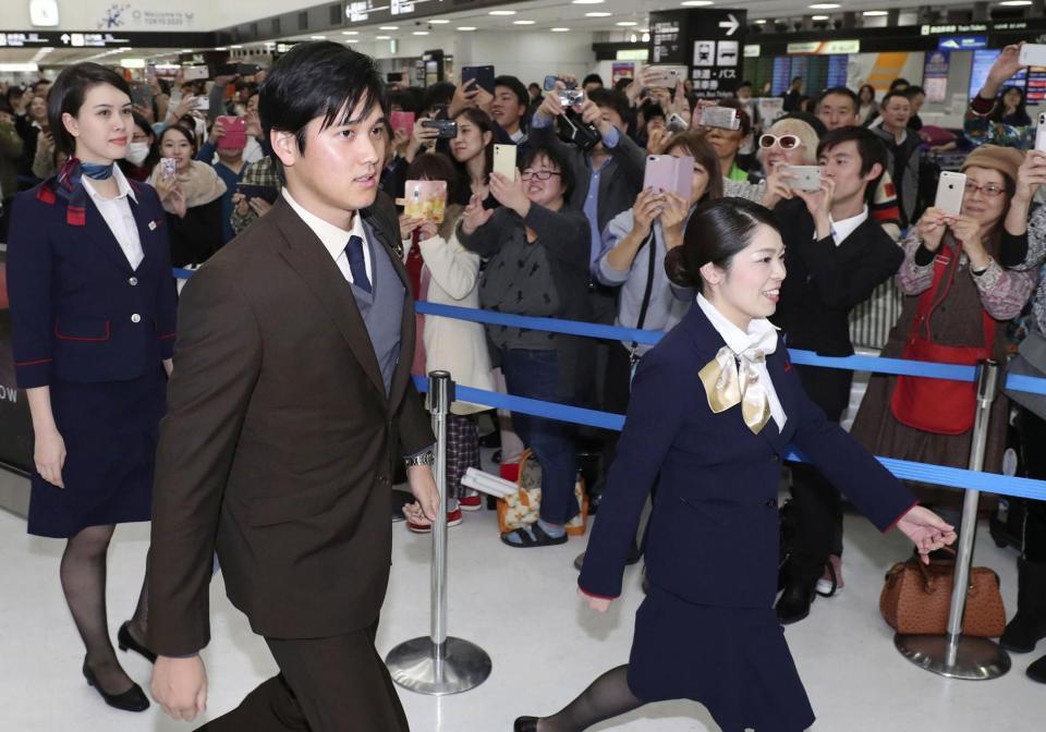 　成田空港に到着し、ファンらに迎えられる米大リーグ、エンゼルスの大谷翔平選手。今季、ア・リーグの最優秀新人に選ばれた＝21日午後