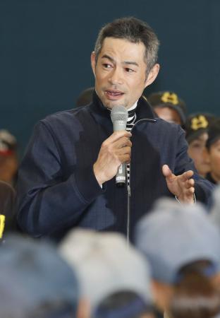 イチローが軟式野球の閉会式出席 日本でのプレーは否定的