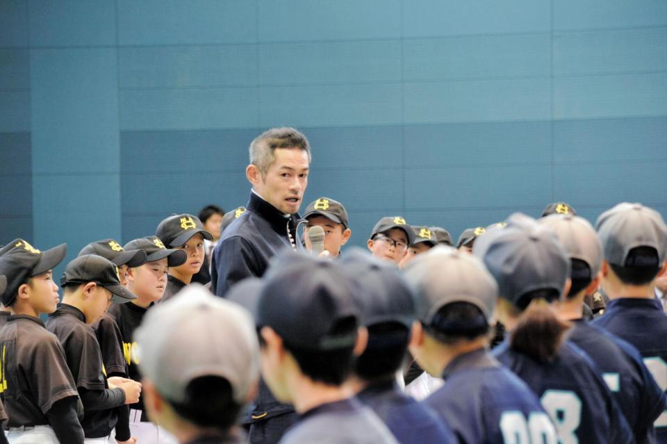 子どもたちを前に話をするイチロー＝愛知豊山町