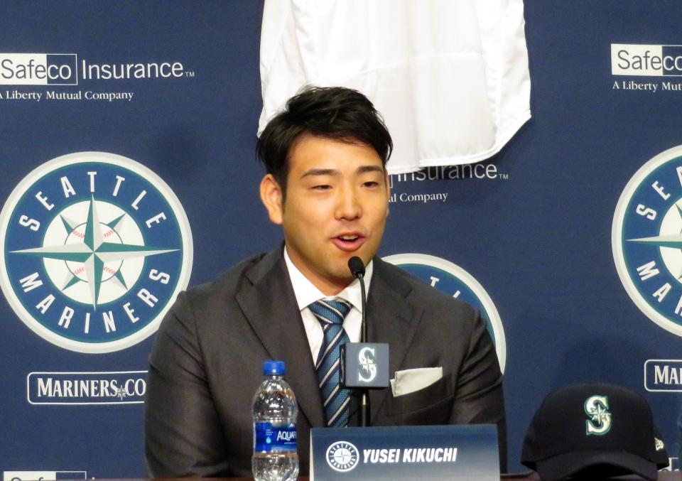 笑みを浮かべて英語で返答する菊池（撮影・小林信行）