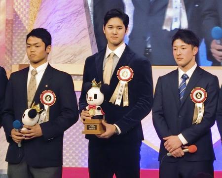 　「テレビ朝日ビッグスポーツ賞」の表彰式に出席した（左から）中日の根尾昂、エンゼルスの大谷翔平、日本ハムの吉田輝星