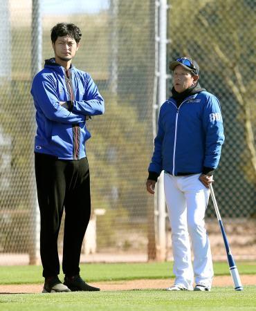 　日本ハム・栗山監督（右）と話す米大リーグ・カブスのダルビッシュ＝スコッツデール（共同）