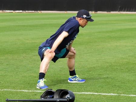 ストレッチをするイチロー＝ピオリア（撮影・小林信行）