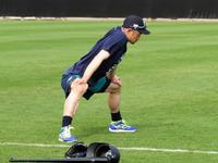 ストレッチをするイチロー＝ピオリア（撮影・小林信行）