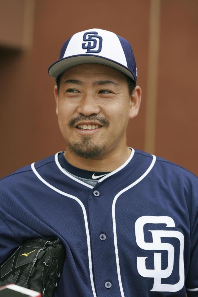 　キャンプ初日、記者の質問に答えるパドレスとマイナー契約の牧田