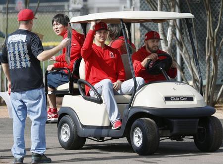 　カートに乗って移動するエンゼルス・大谷（中央）＝テンピ（共同）