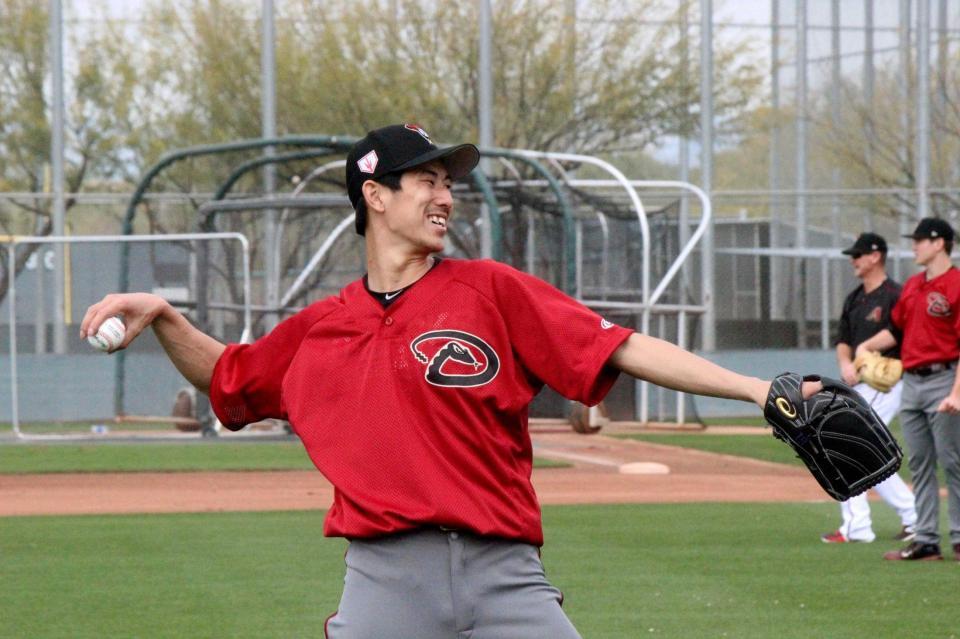 　キャッチボールするダイヤモンドバックスとマイナー契約の吉川（共同）