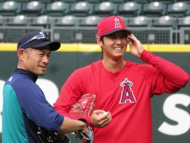 　試合前のフィールドで談笑するイチロー（左）と大谷＝２０１８年５月撮影