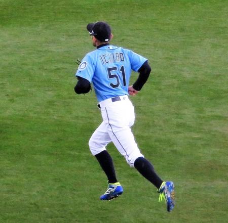 　一回の守備に就くイチロー（撮影・小林信行）