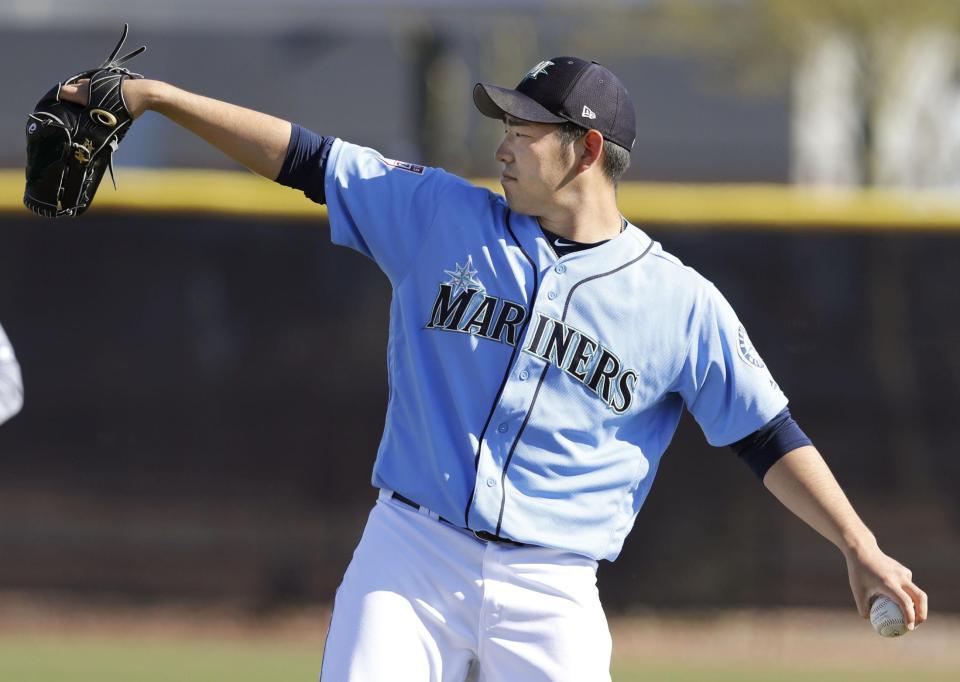 　キャッチボールするマリナーズ・菊池＝ピオリア（共同）