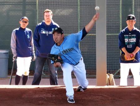 菊池の投球に熱視線を送るイチロー（後方左）＝２月１９日、撮影・小林信行