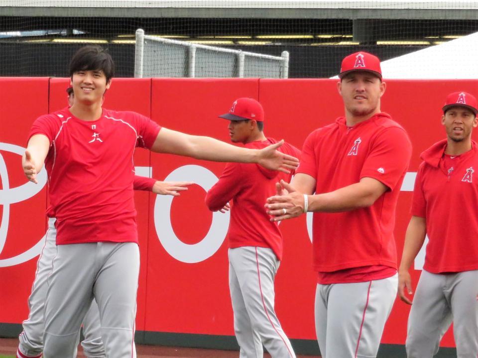 　にこやかにトラウトとストレッチをする大谷（２日撮影）