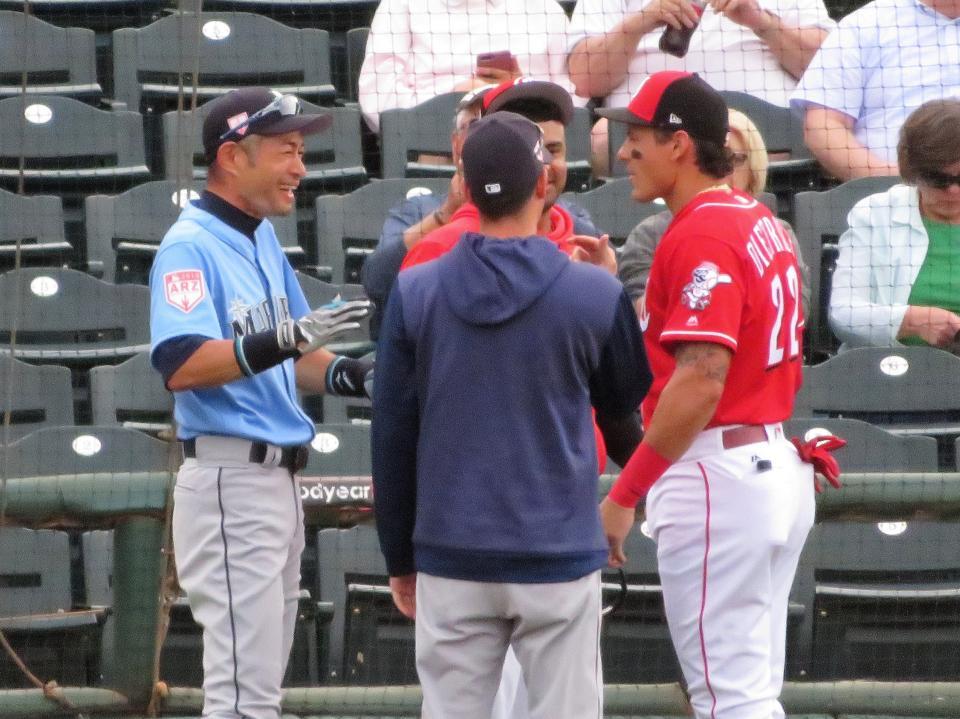 試合前のフィールドでマーリンズ時代の同僚だったディートリックと談笑するイチロー（撮影・小林信行）