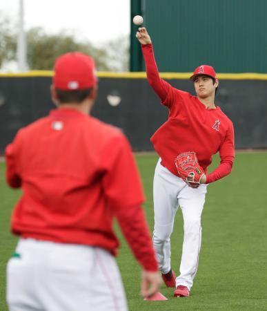 大谷翔平が投球練習を再開 手術後初、６０球投げる